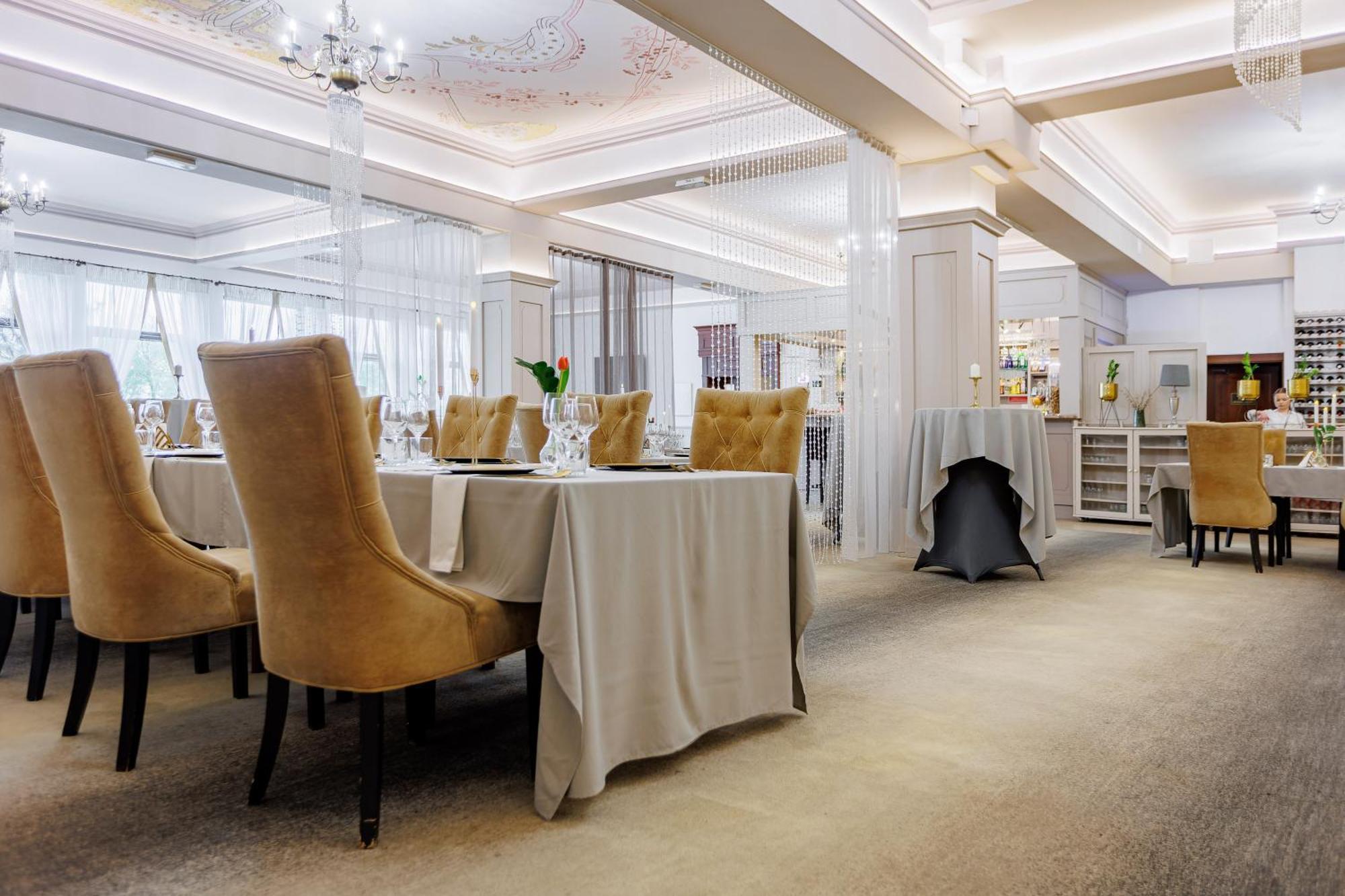 Hotel Cristal Park Dąbrowa Tarnowska Esterno foto