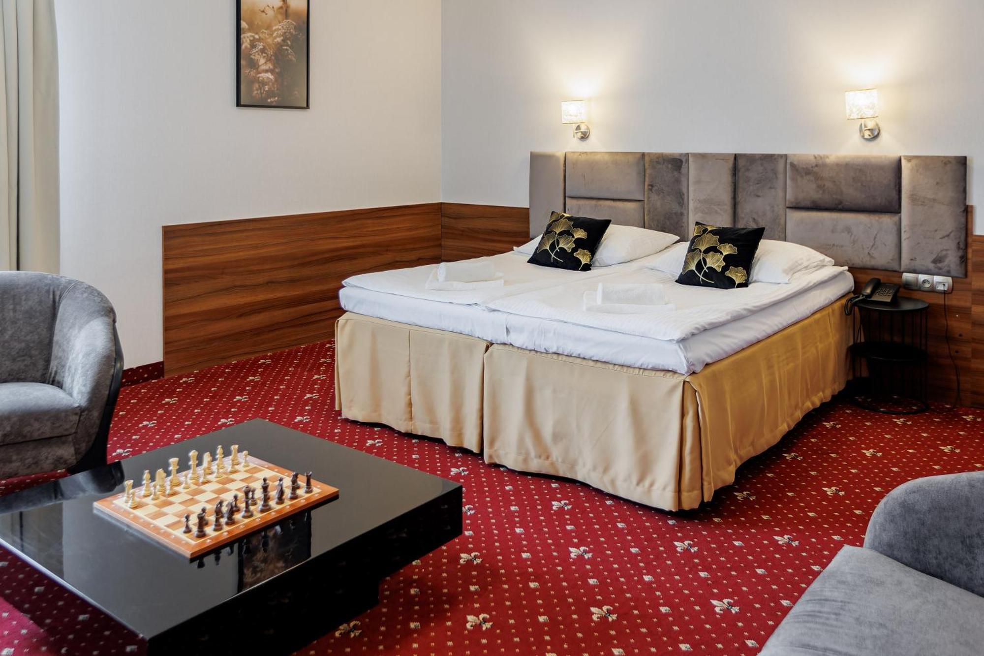 Hotel Cristal Park Dąbrowa Tarnowska Esterno foto
