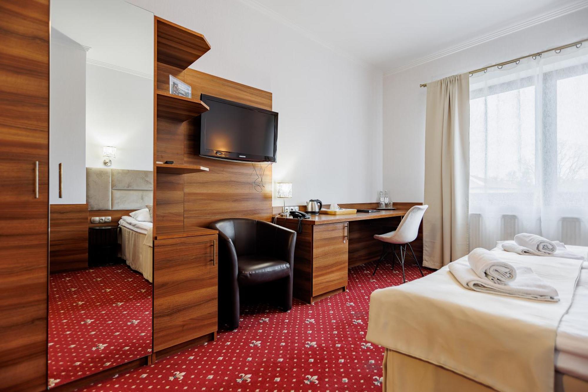 Hotel Cristal Park Dąbrowa Tarnowska Esterno foto