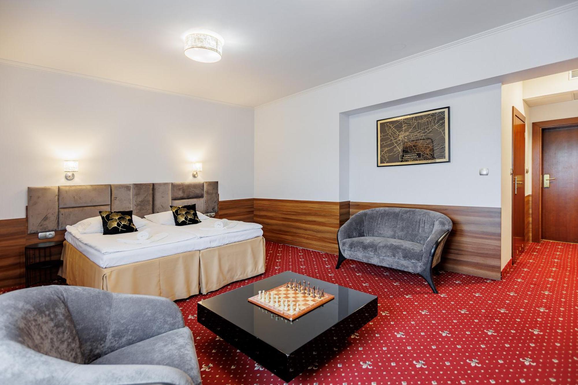 Hotel Cristal Park Dąbrowa Tarnowska Esterno foto