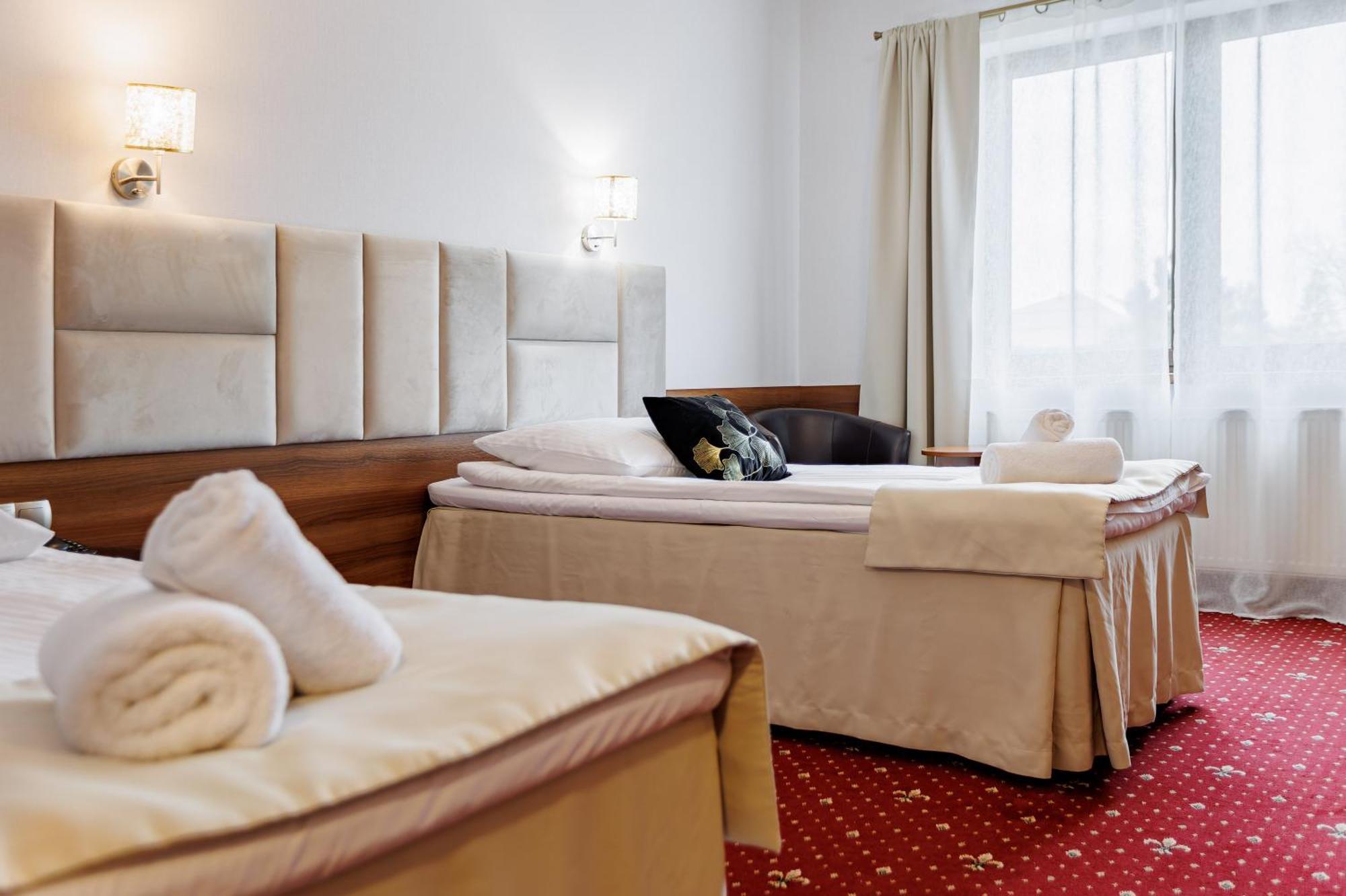 Hotel Cristal Park Dąbrowa Tarnowska Esterno foto