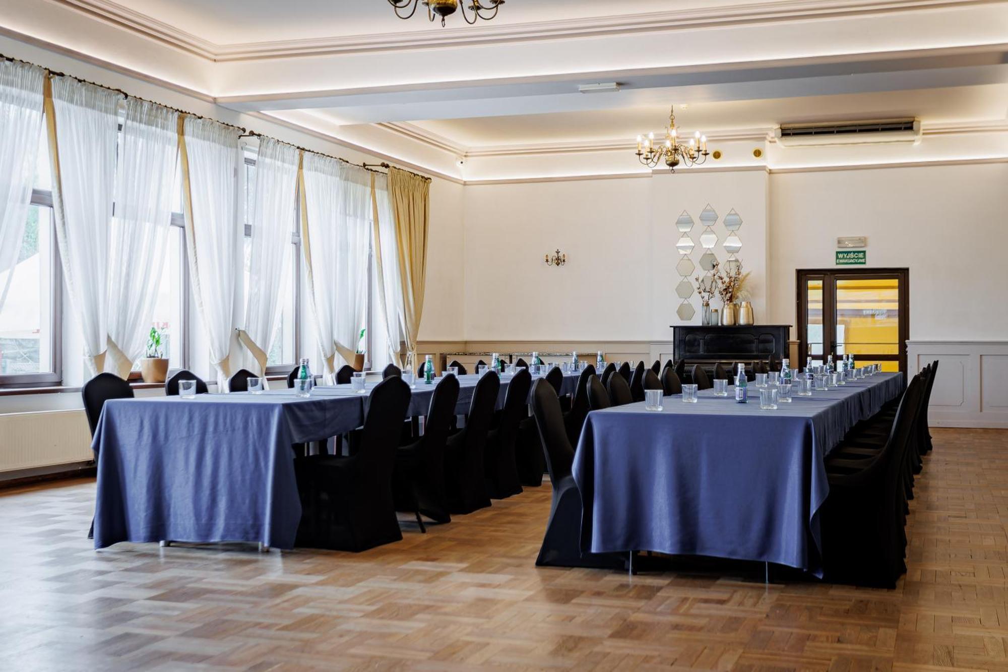 Hotel Cristal Park Dąbrowa Tarnowska Esterno foto