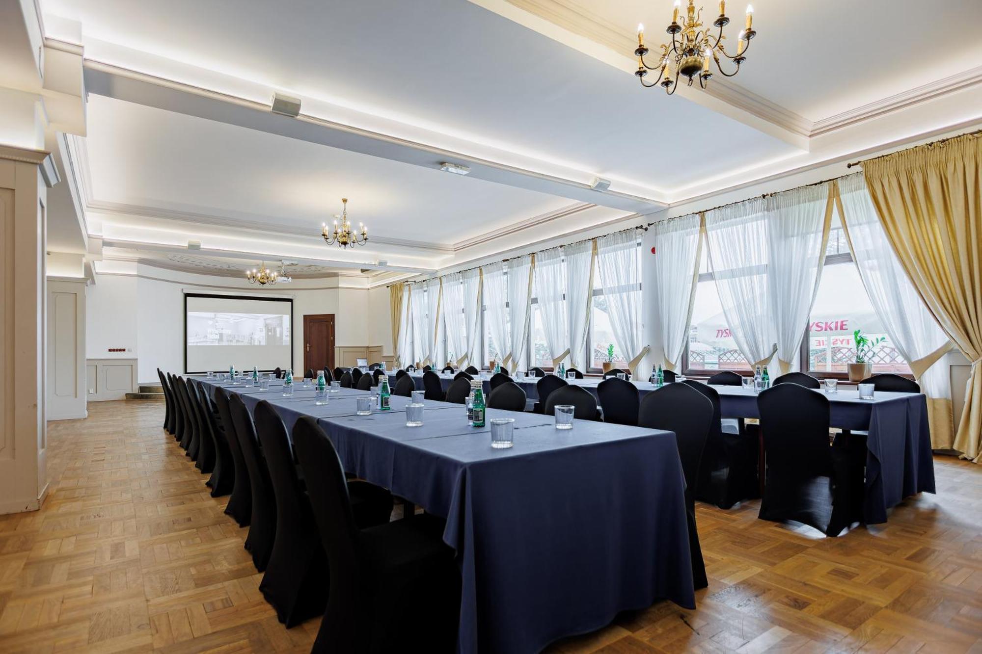 Hotel Cristal Park Dąbrowa Tarnowska Esterno foto
