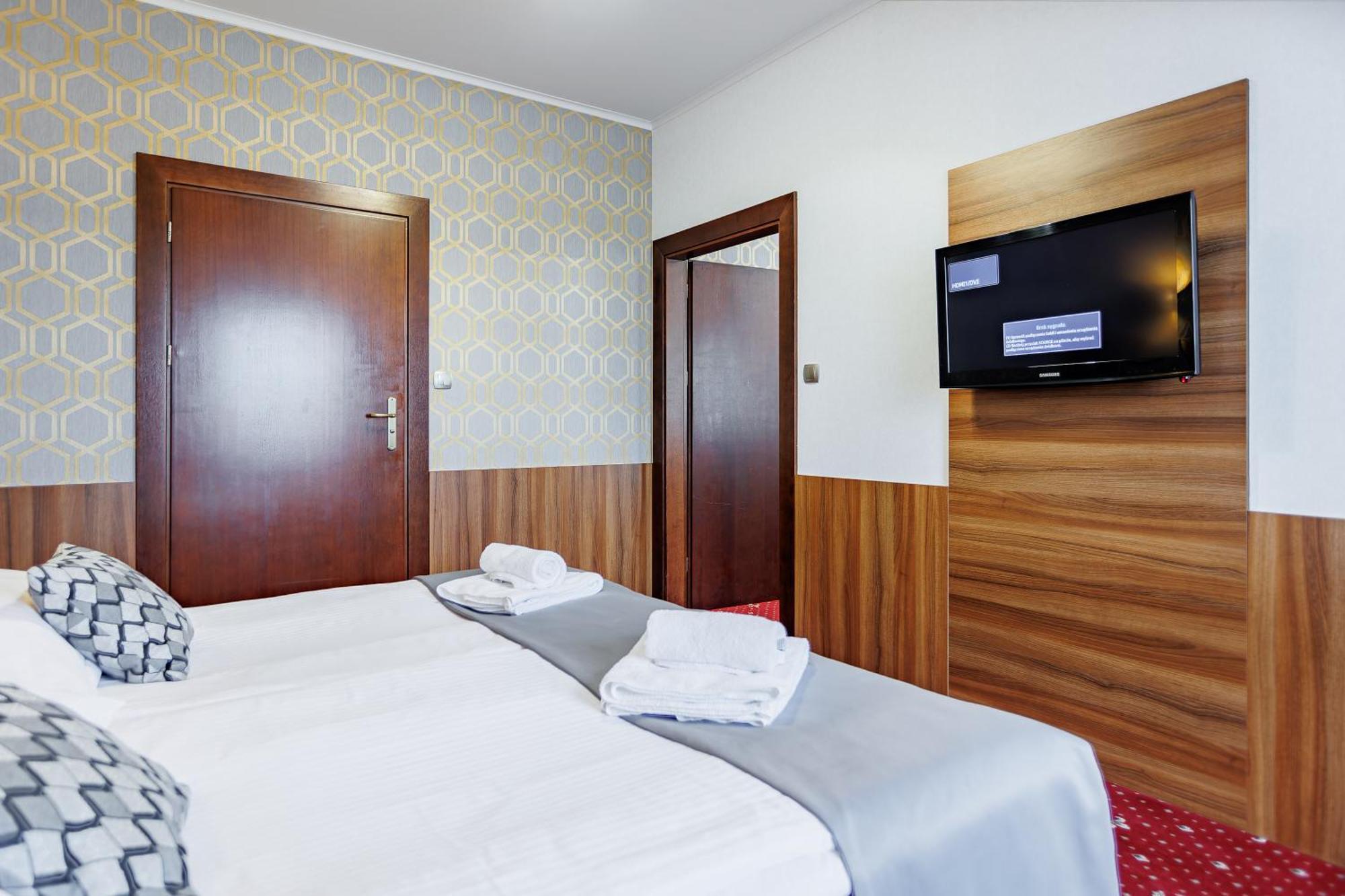 Hotel Cristal Park Dąbrowa Tarnowska Esterno foto