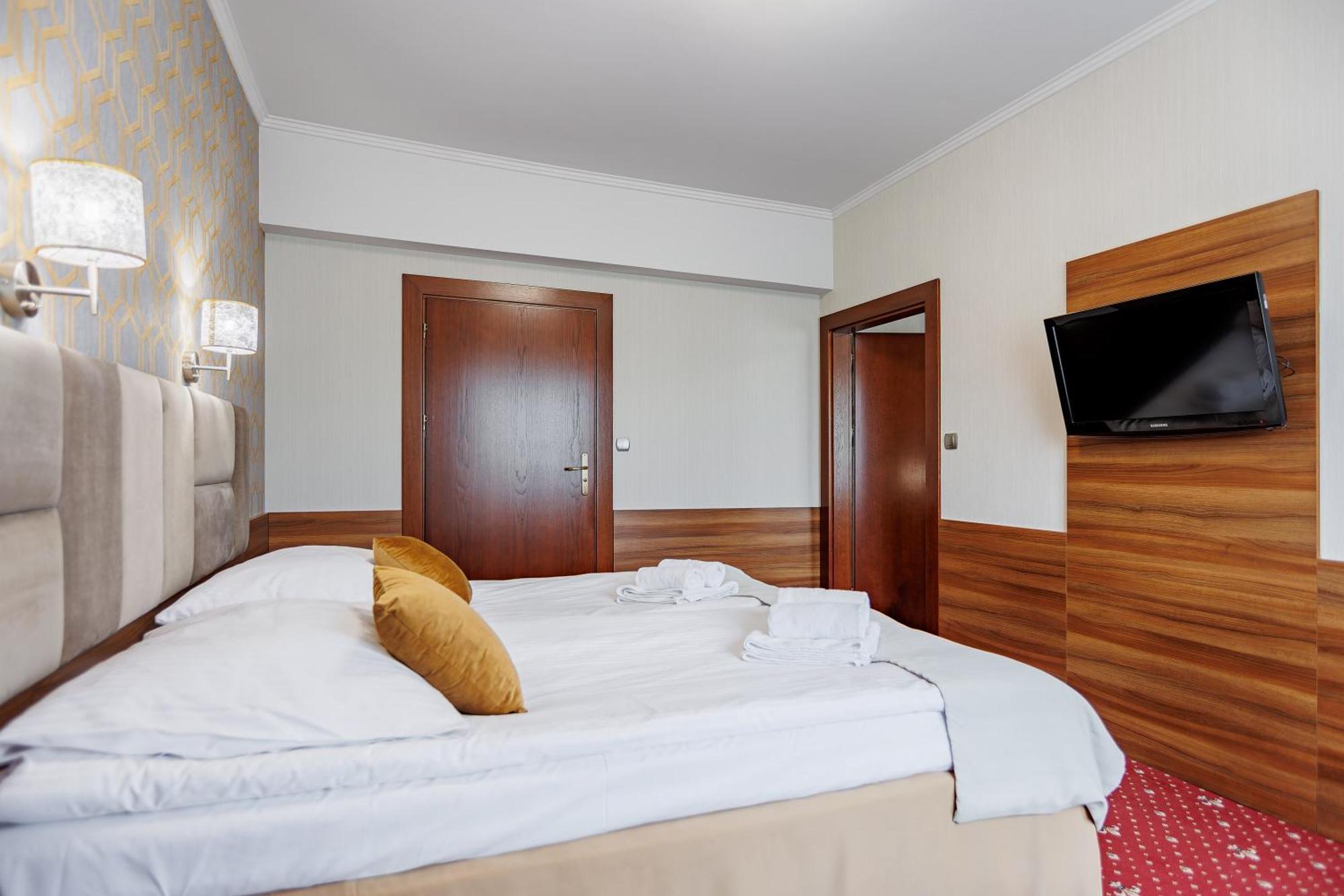 Hotel Cristal Park Dąbrowa Tarnowska Esterno foto