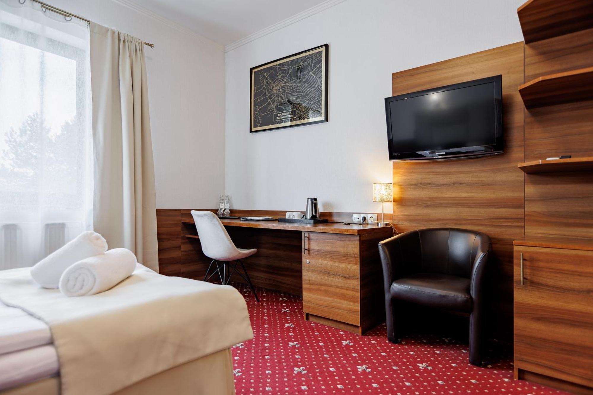 Hotel Cristal Park Dąbrowa Tarnowska Esterno foto
