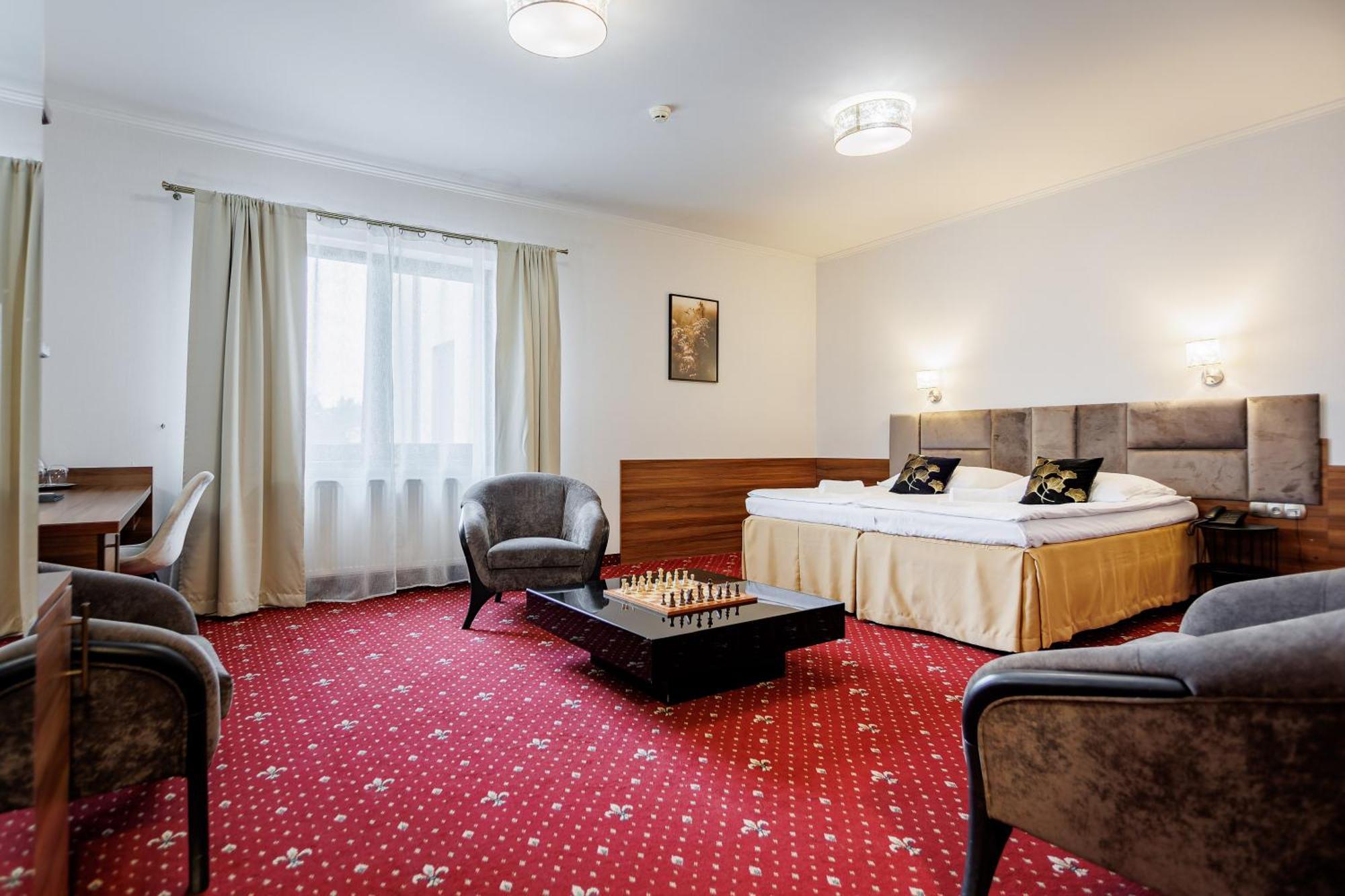 Hotel Cristal Park Dąbrowa Tarnowska Esterno foto