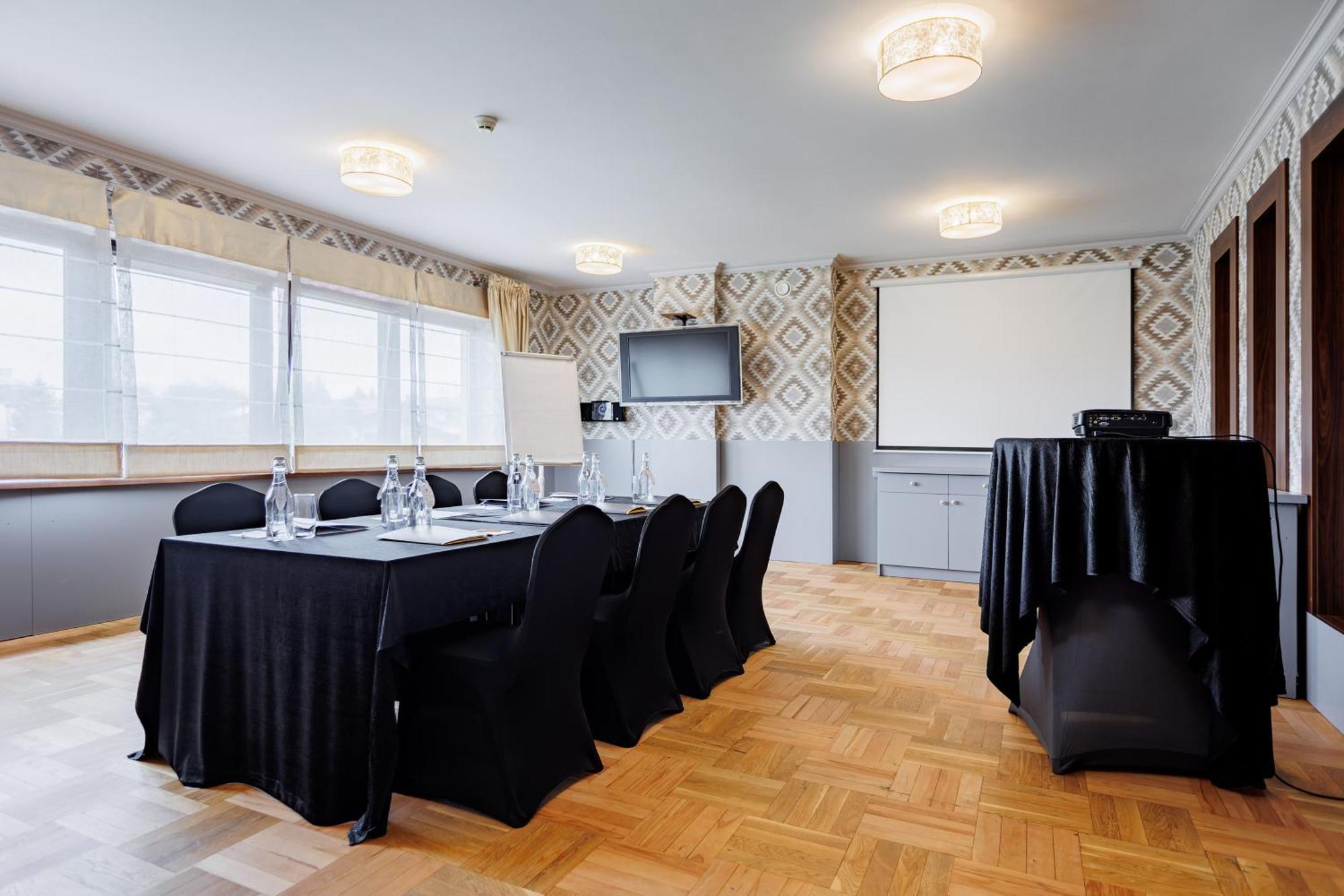 Hotel Cristal Park Dąbrowa Tarnowska Esterno foto