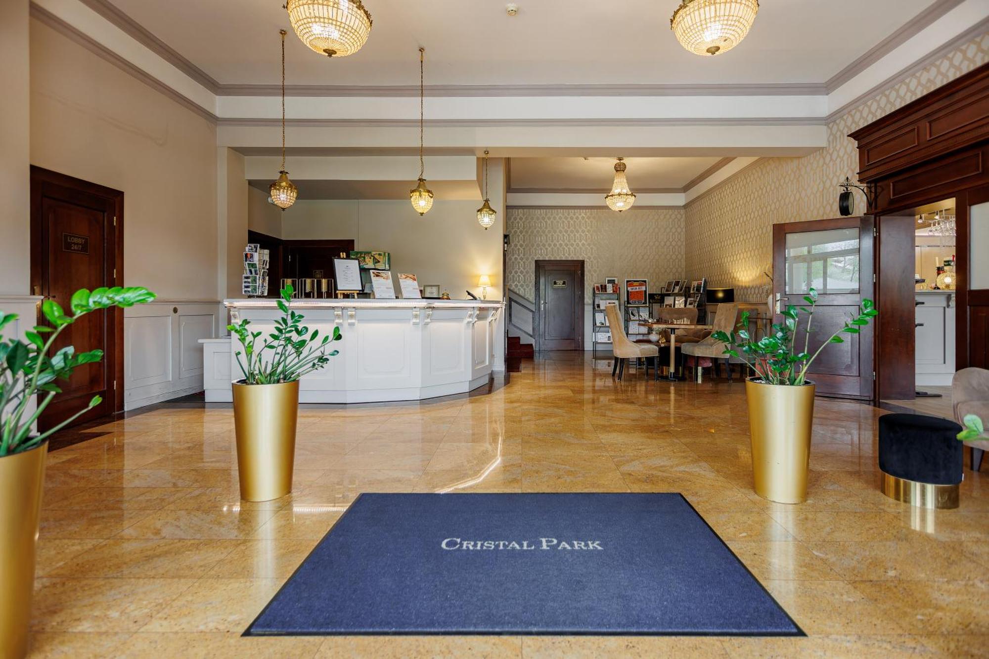 Hotel Cristal Park Dąbrowa Tarnowska Esterno foto